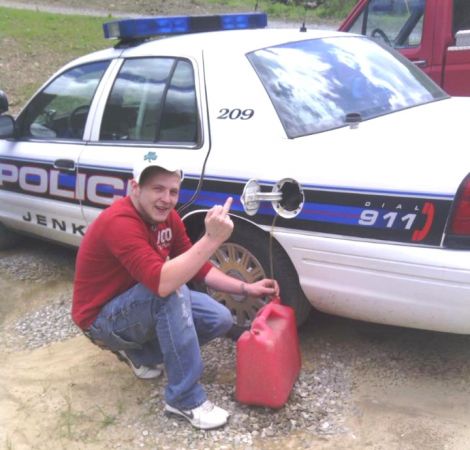 ruba benzina polizia facebook