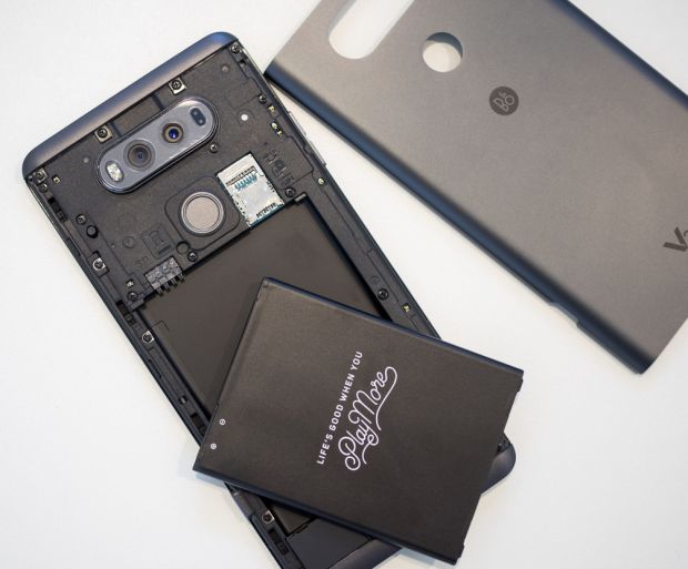 Lg V20 Doppio Display Corpo In Metallo E Batteria Removibile Zeus News Avere uno smartphone con batteria removibile è una vera comodità. lg v20 doppio display corpo in