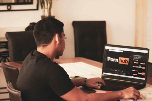 pornhub agcom verifica eta