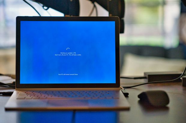 windows aggiornamenti reboot mensile
