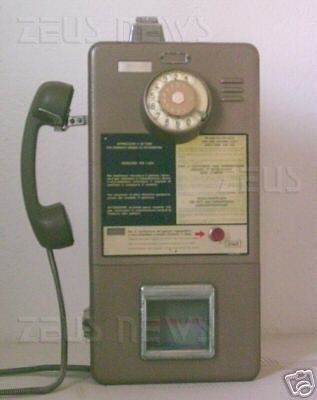 Un telefono pubblico Sip (ex Telecom) degli anni 