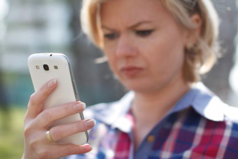 ragazza triste telefono