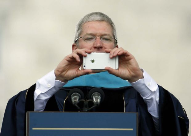 tim cook iphone lenti