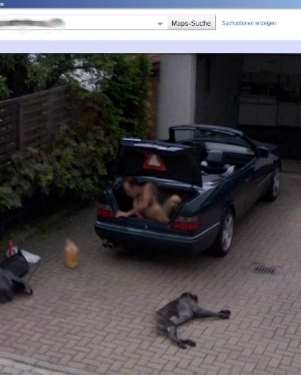 Germania Street View uomo nudo bagagliaio