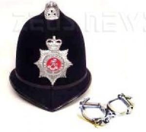 Elmetto e manette della polizia britannica