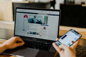 autostrade punisce dipendente facebook